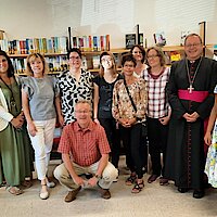 Bischof besucht Bücherei in Kölbingen