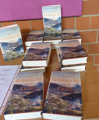 Einige Exemplare des Romans §Die sehnsucht nach Licht" lagen zum Verkauf aus.