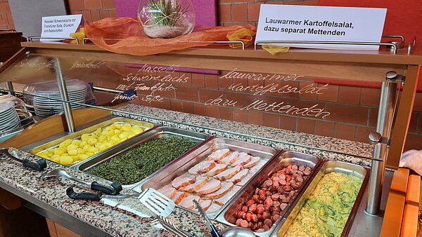 KArtoffel, Grünkohl, Kasslers Schweinslachs sowie warmer Kartoffelsalat und Mettenden waren am Buffet lecker angerichtet.