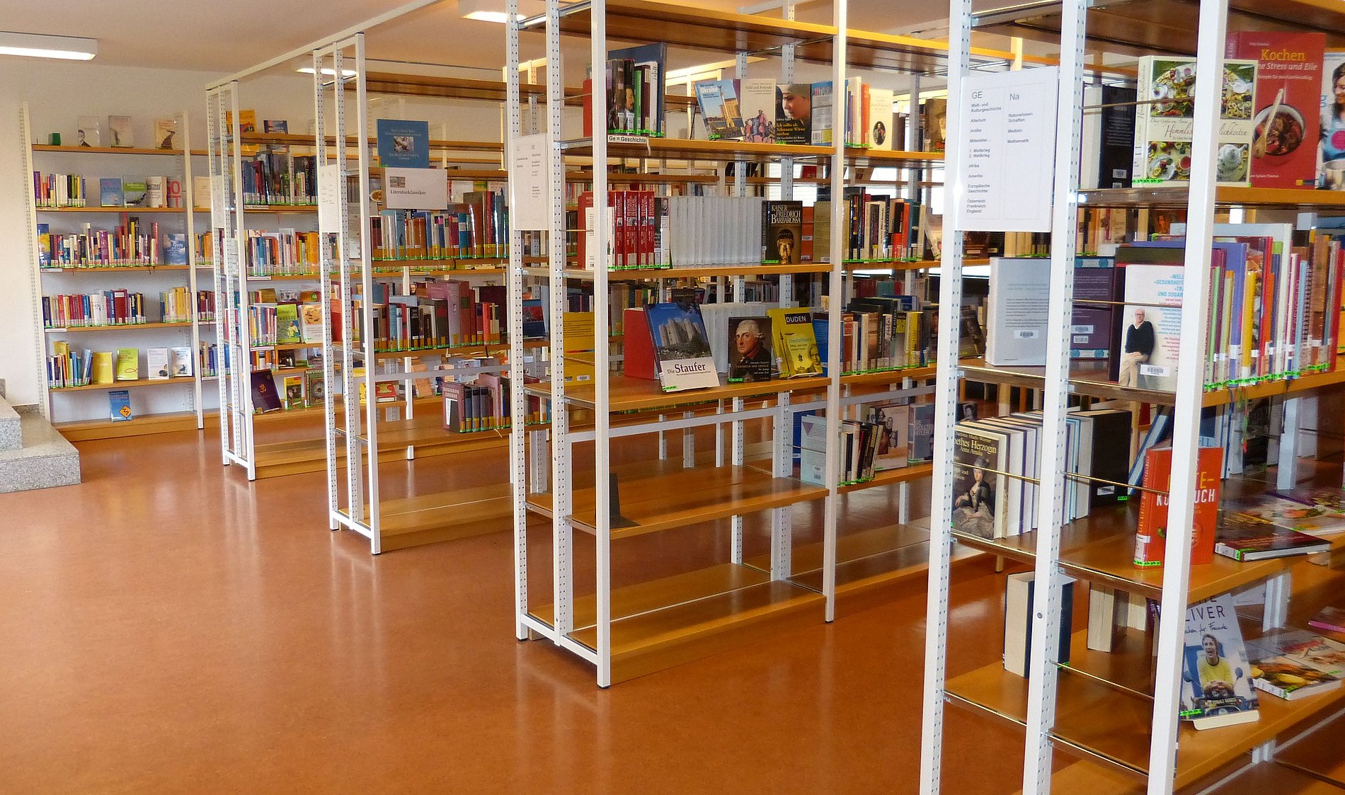Blick in die Sachbuchabteilung