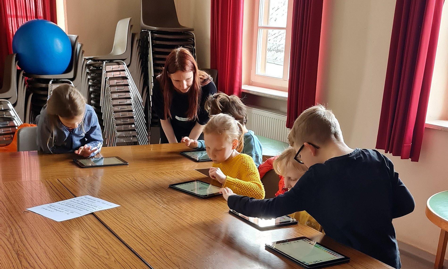 Kinder setzen mit iPads eine vorgelesene Geschichte in Szene